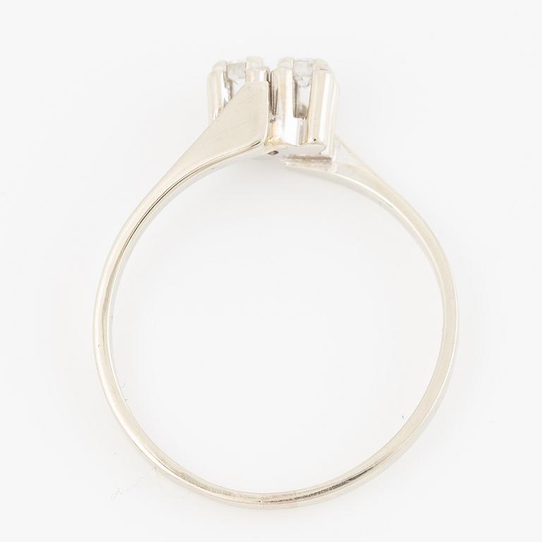 Ring, 18K vitguld med två små briljantslipade diamanter.