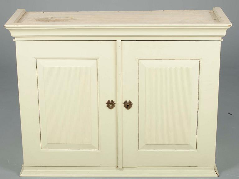 GUSTAVIANSKT SKÅP, trä, 1800-talets början.