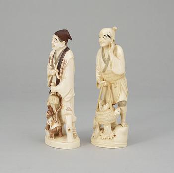 SKULPTURER, två stycken, elfenben. Japan, ca 1900.