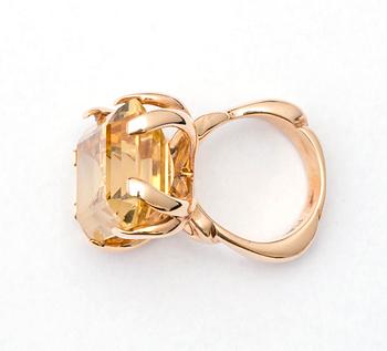 RING, 14 k guld med citrin ca 27 ct. Vikt ca 24, 5 g.