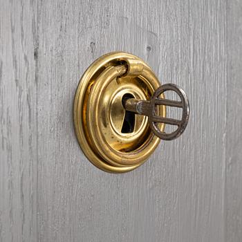 Klädskåp, Möbelfirman Ernst Nilsson, Wislanda, 1910/20-tal.