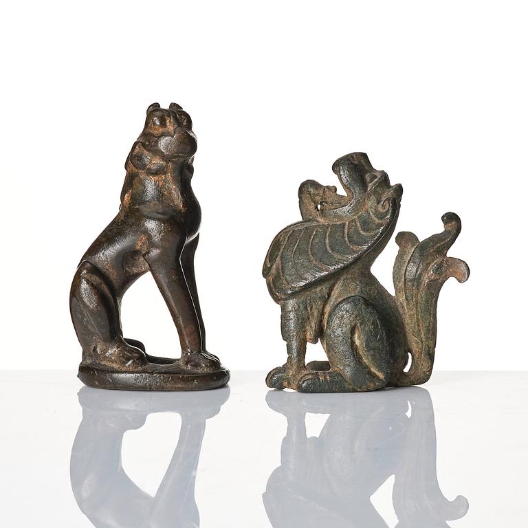 Skulpturer, fyra stycken, brons. Mingdynastin och tidigare.