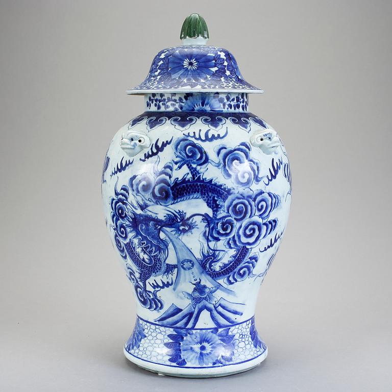 URNA med LOCK, porslin, Kina, 1900-tal.