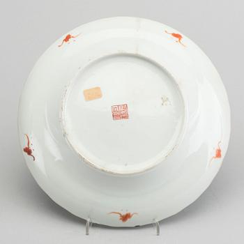 FOUR CHINESE PORCELAIN DISHES, 18TH AND 19TH CENTURY.