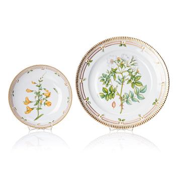 359. A set of two Royal Copenhagen 'Flora Danica' serving dishes, Denmark, 20th Century.