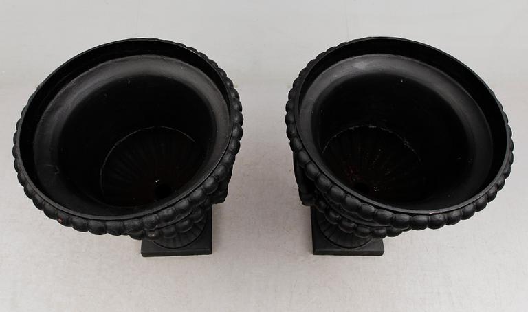 TRÄDGÅRDSURNOR, 1 par, gjutjärn, empirestil, modern tillverkning.