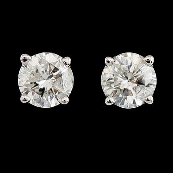 ÖRHÄNGEN, 1 par, 14 k vitguld, briljantslipade diamanter tot ca 0.63 ct.