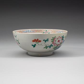A famille rose bowl, Qing dynasty, Qianlong (1736-95).