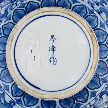 A large Japanese blue and white vase, 20th century.