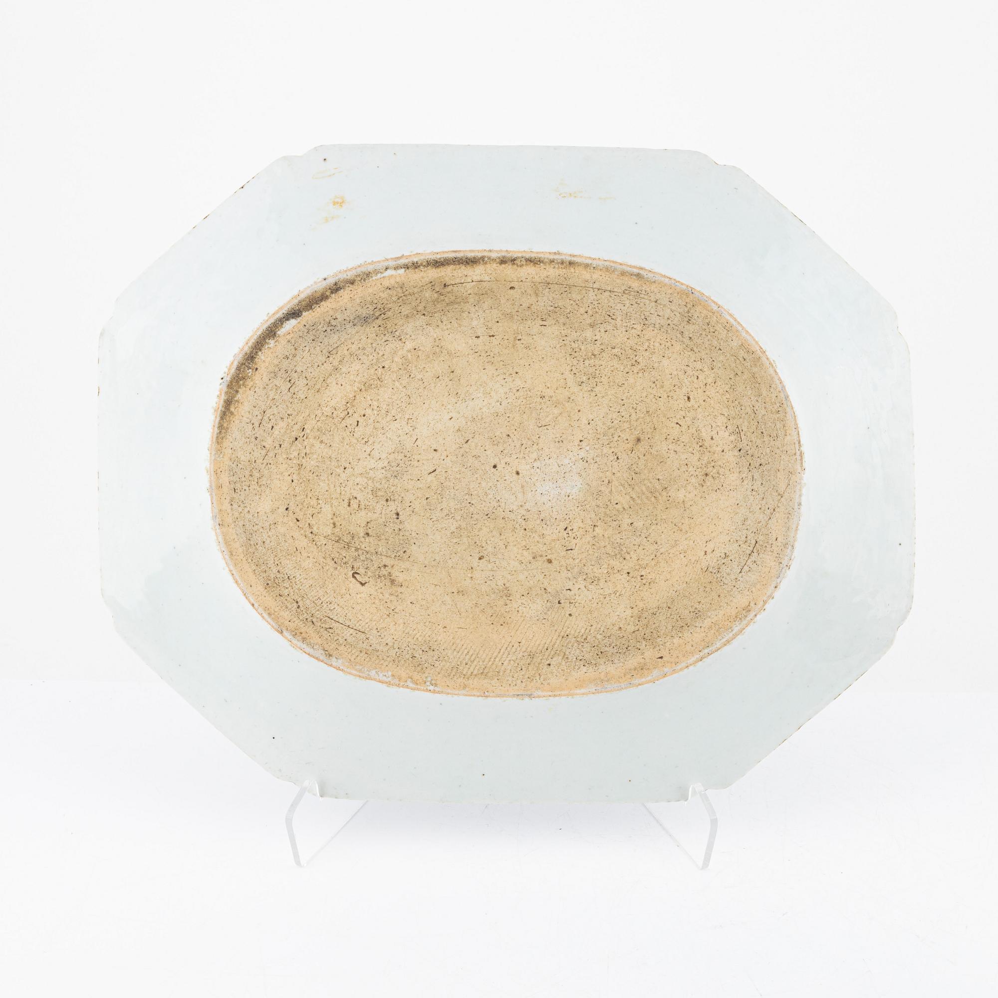 A Chinese blue and white service, 22 parts, Qing dynasty, 19th century.