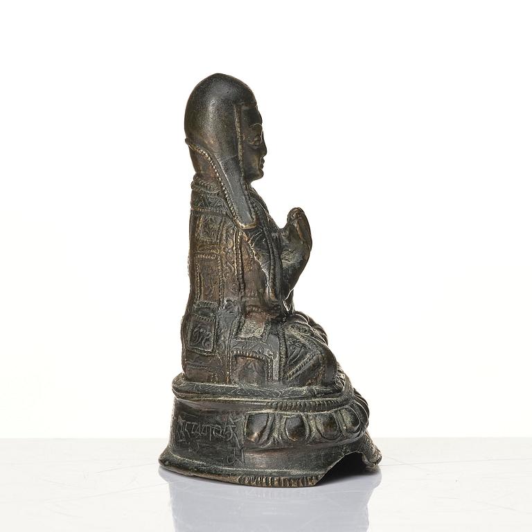 A Tibetan bronze sculpture of a Lama, 18th/19th century.