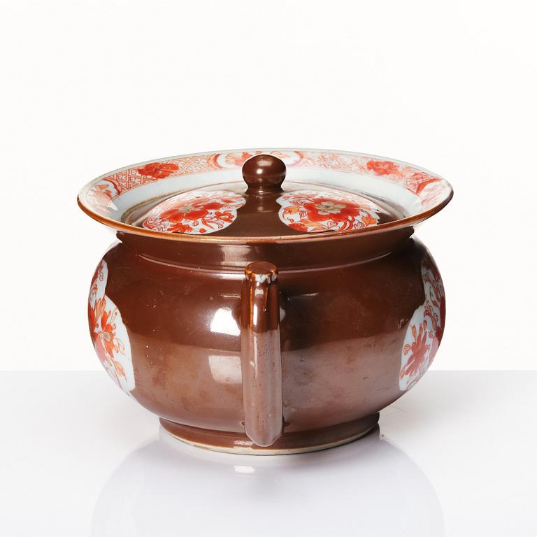 A Chinese Export chamber pot with cover, Qing dynasty, Kangxi (1662-1722).