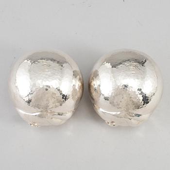 OLLE OHLSSON,  a pair of sterling tumblers, import marks, nr 245, 247.