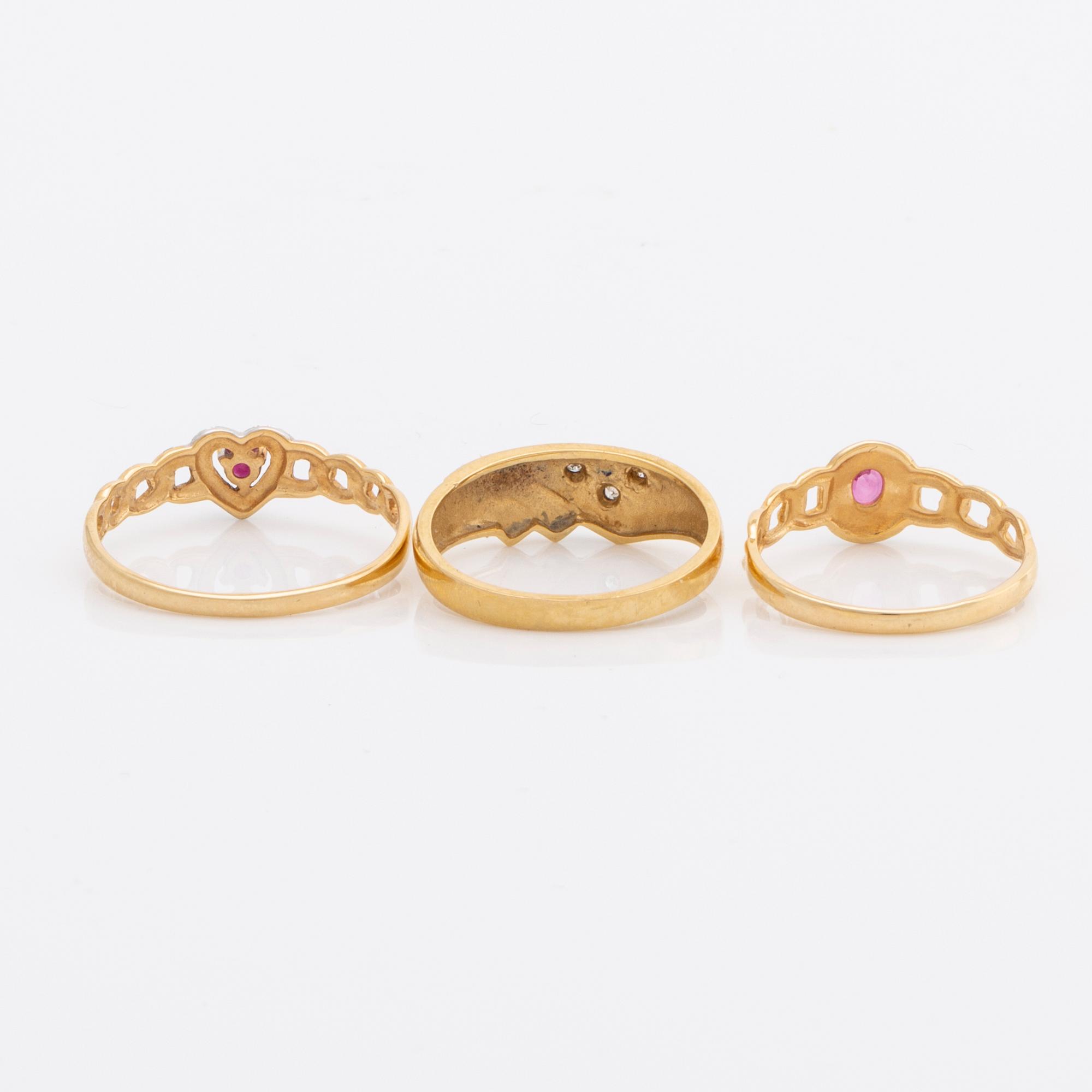 3 rings, 18K gold, 2 rubies and 3 single-cut diamonds, total weight 6,2 g.