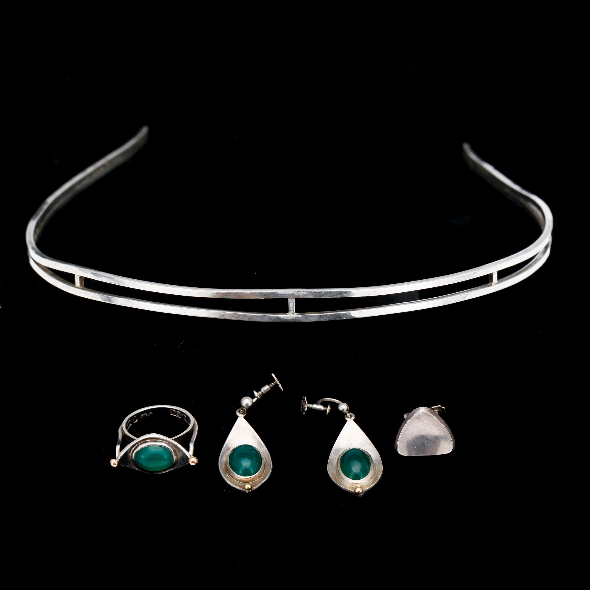 SMYCKEN, 5 delar, sterlingsilver samt troligtvis krysopras, Rey Urban, Stockholm 1954-1988. Total vikt ca 51,5 g.