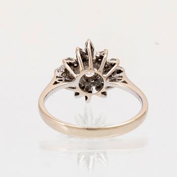 Ring 18K vitguld med rund briljantslipad samt runda enkelslipade diamanter.