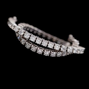 ARMBAND, 18 k vitguld, 54 briljantslipade diamanter tot ca 4.92 ct.