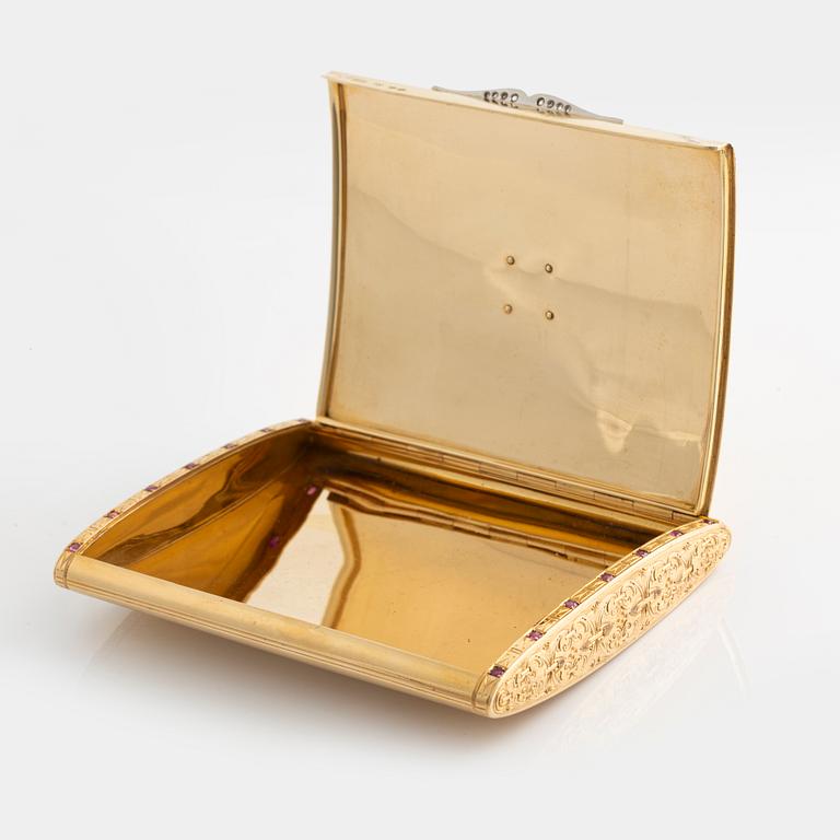18K gold cigarette case.