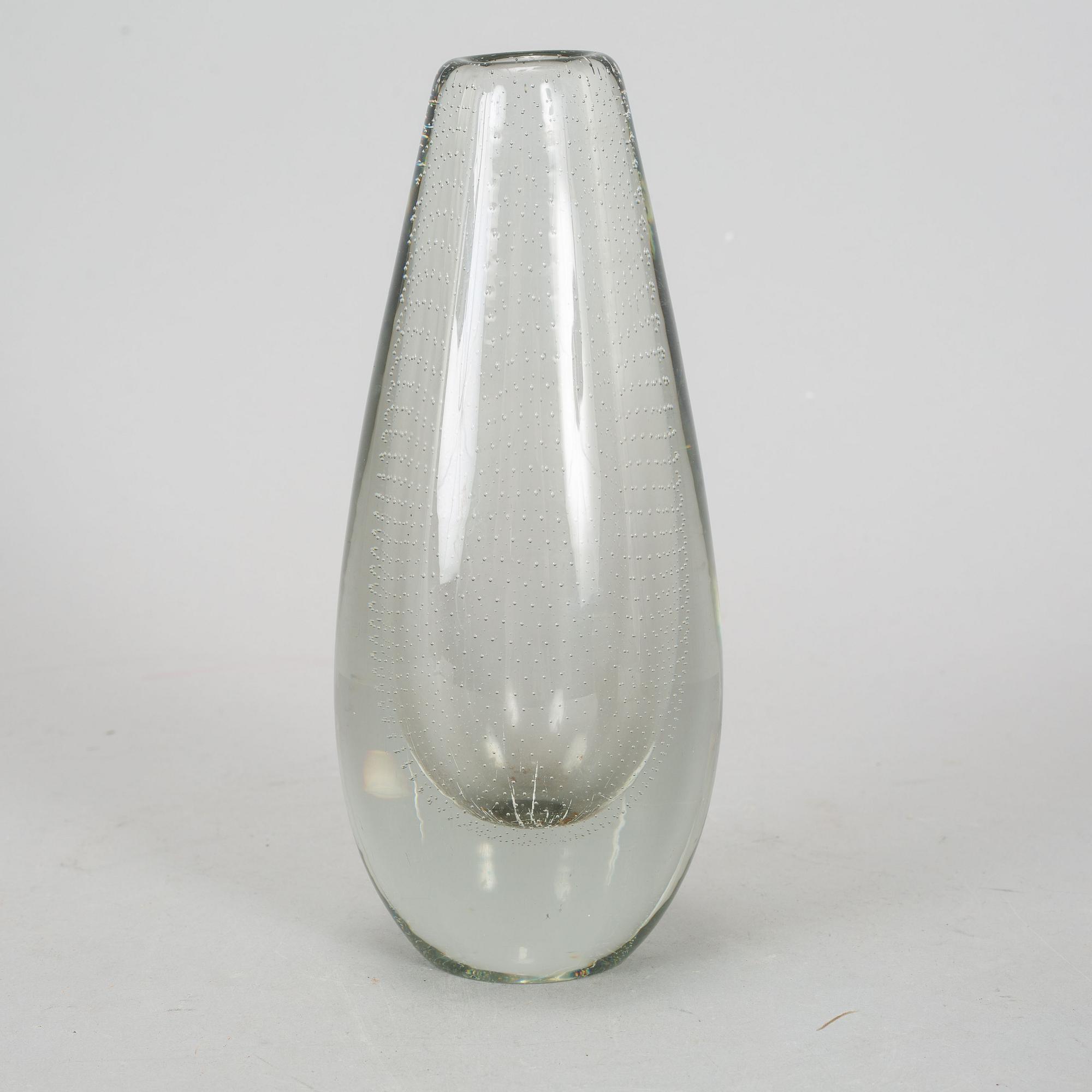 GUNNEL NYMAN, a glass vase, Nuutajärvi Notsjö, Finland mid 20th century.
