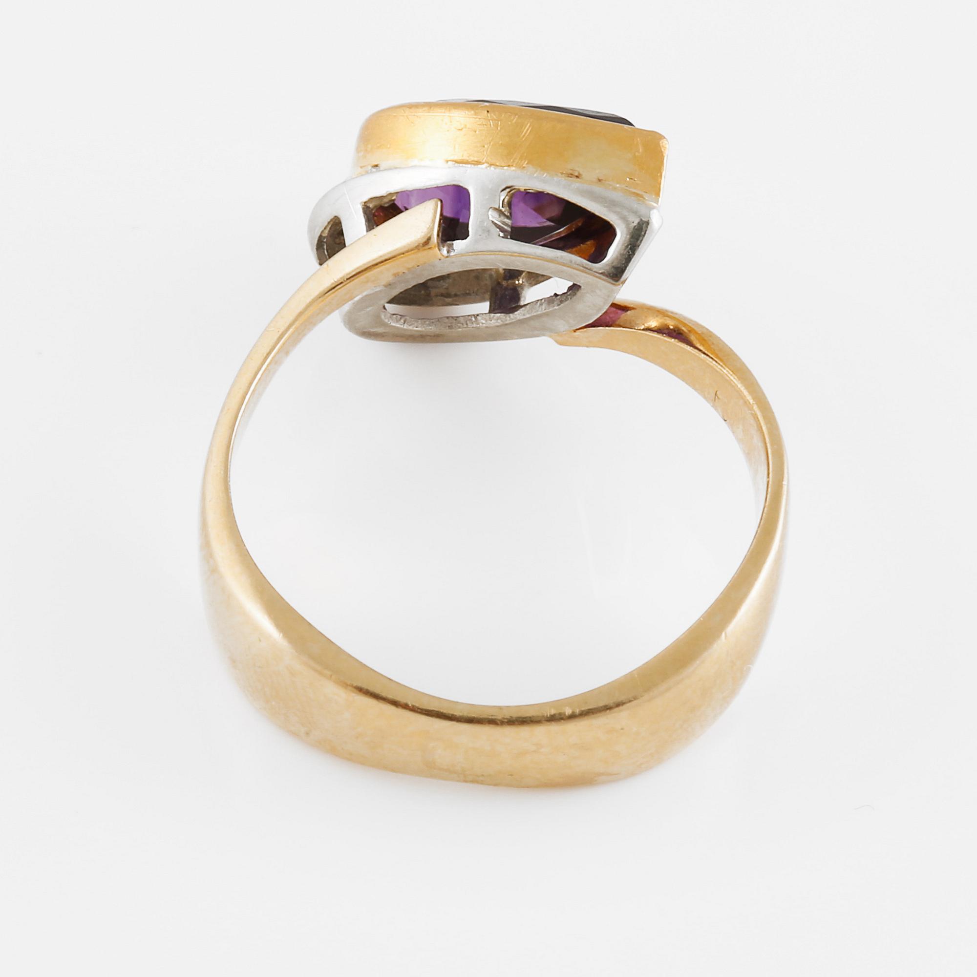 RING, 18K guld och vitguld med droppslipad ametist samt 3 åttkantslipade diamanter. Vikt 6,1 gram.