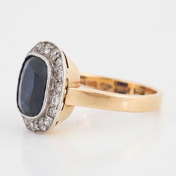 RING, 18K guld med safir och åttkantslipade diamanter.