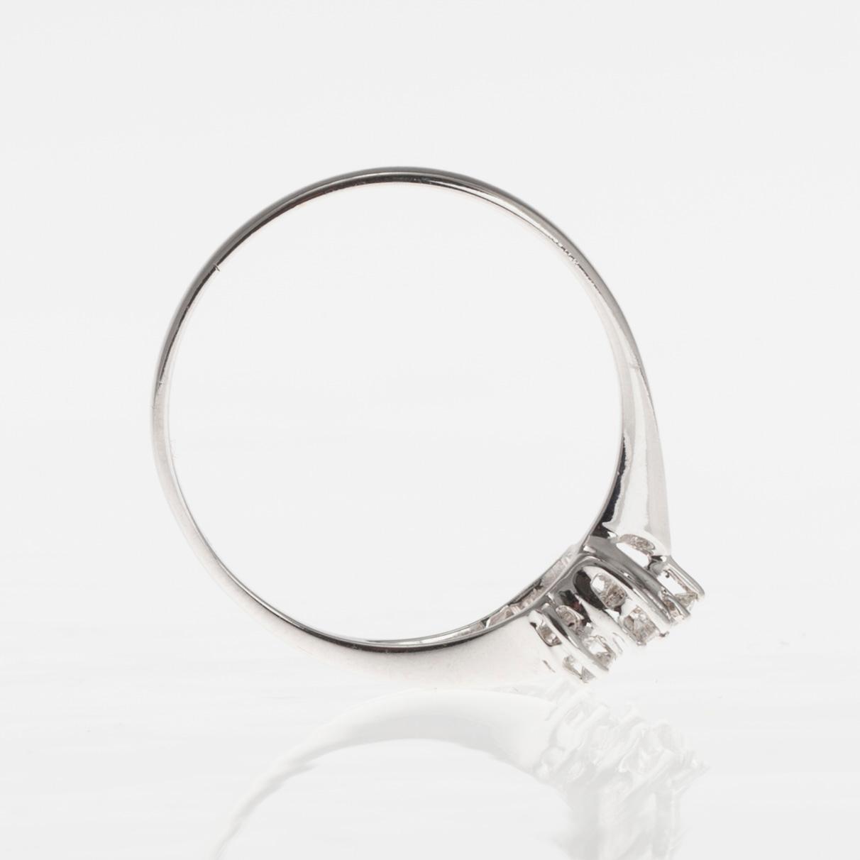 RING, 18K vitguld, fem diamanter, otydliga finska stämplar. Vikt 1,9 g.