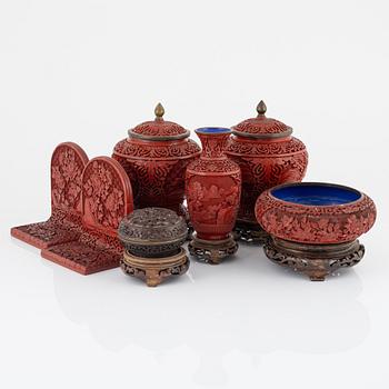 Urnor med lock, ett par, bokstöd, ett par samt vas och skål, lack, Kina, 1900-talets senare del.