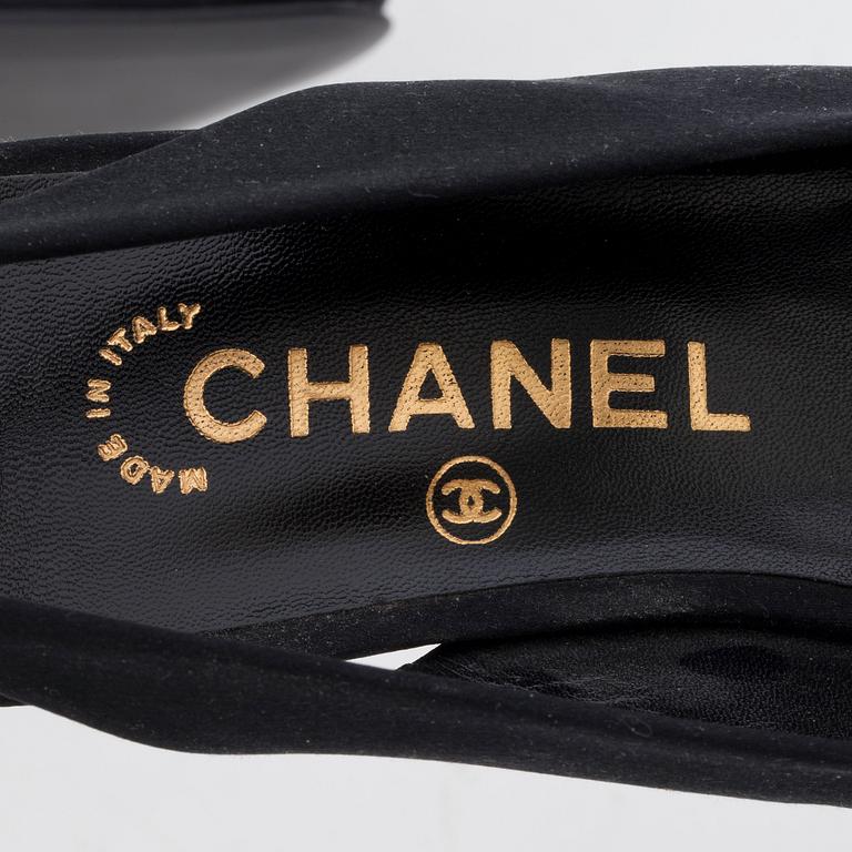 CHANEL, ett par slingbacks.