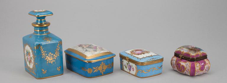 FLASKA samt ASKAR, 3 st, porslin, rokokostil, möjligen Frankrike 1900-tal.