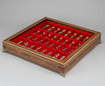SCHACKBRÄDE, med spelpjäser i silver och förgyllt silver.
