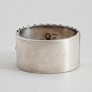 ARMBAND, silver, Birmingham 1908. Vikt ca 39 gram.