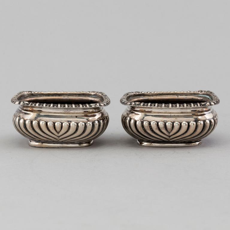 HORACE WOODWARD & CO LTD, a pair of silver salt cellars from Birmingham, England, 1905.