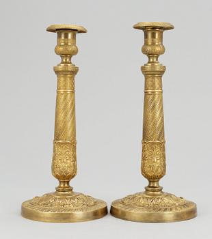 709. LJUSSTAKAR, ett par. Empire.