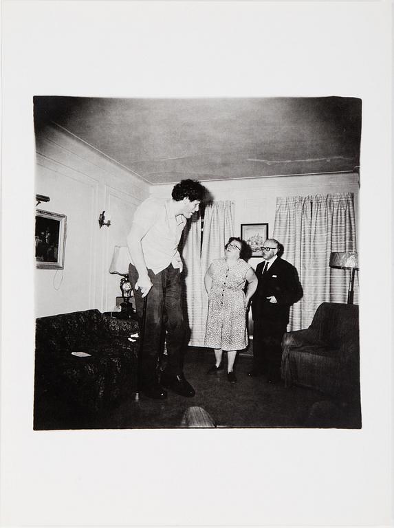 DIANE ARBUS, Portfolio with 12 heliogravures published by Electa in 1979. Numbered 26/1000.