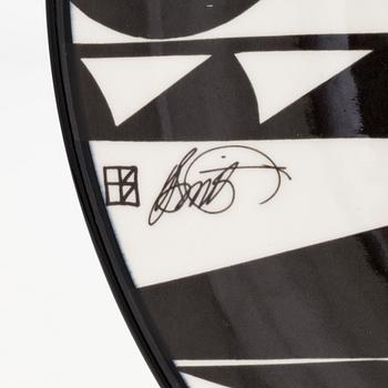 Howard Smith, A ceramic plate. Signed H Smith. Arabia, Finland.