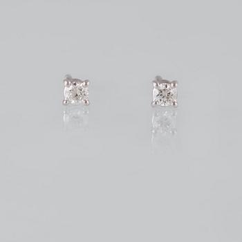 ÖRHÄNGEN, 18K vitguld med briljantslipade diamanter ca 0.22 ct. Vikt 1,2 gram.