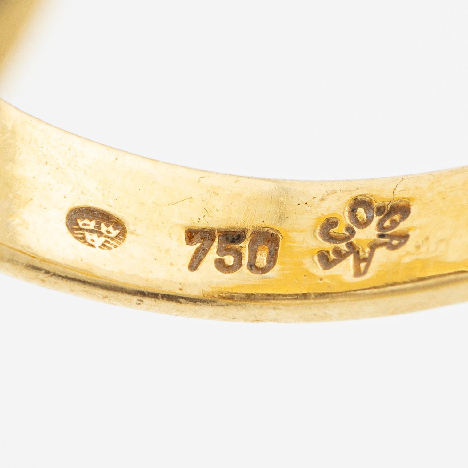 Ring in 18K gold set with round brilliant-cut diamonds.