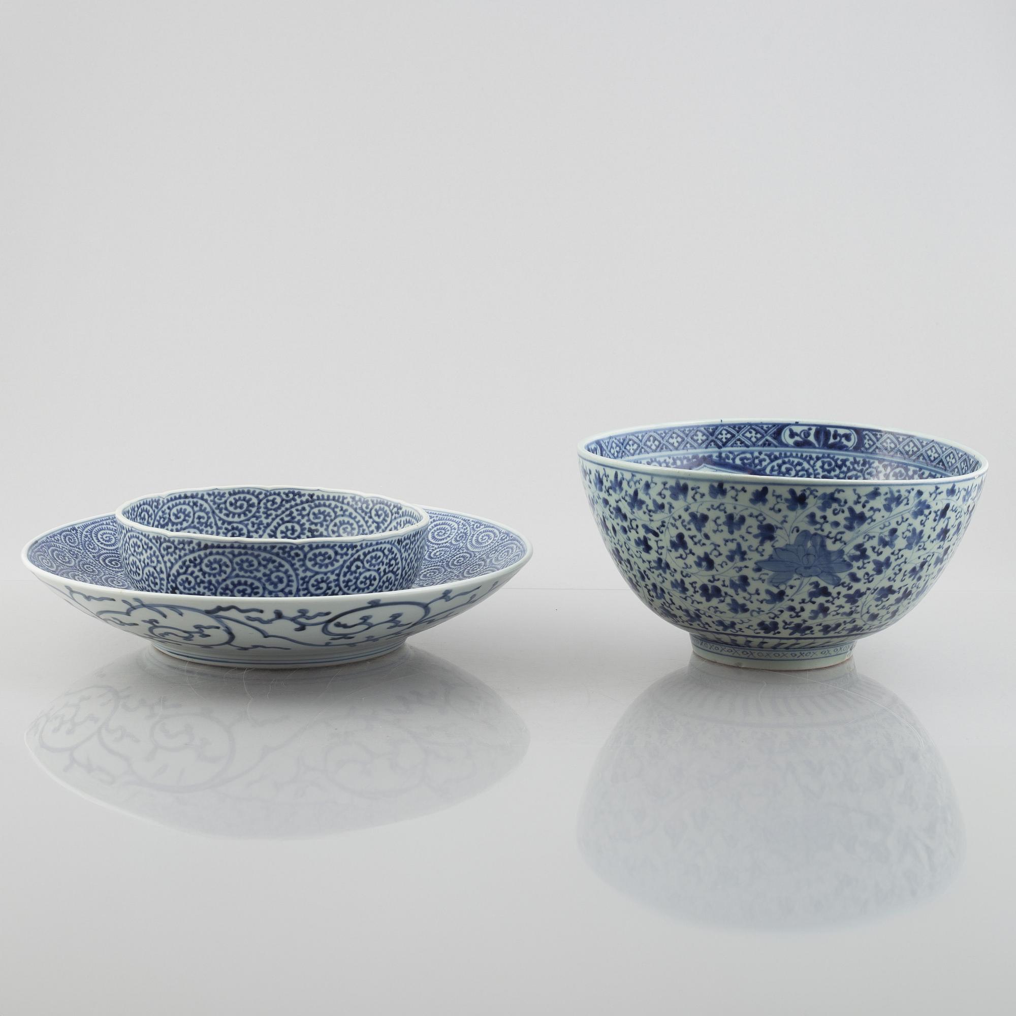 Skålar, två stycken, samt fat, porslin. Japan, Meiji (1898-1912).