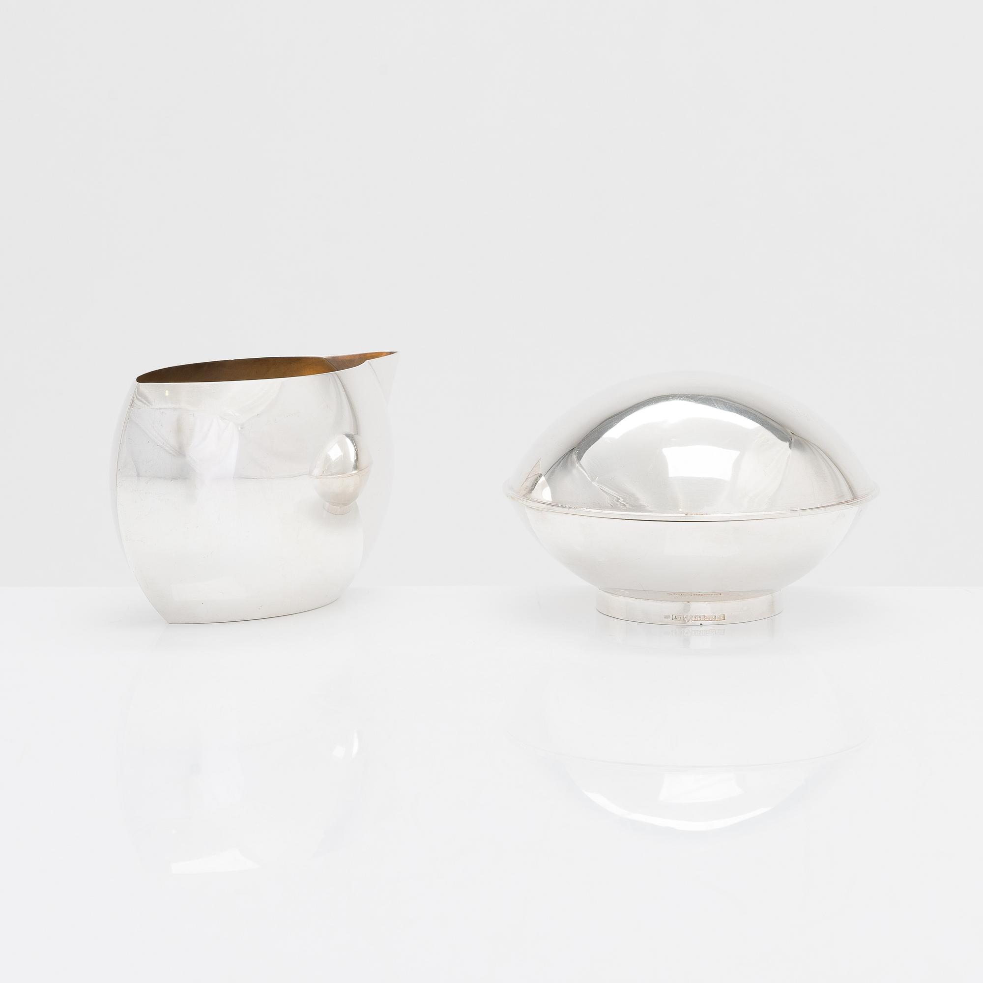 Pekka Piekäinen, a sterling silver cream jug and sugar bowl, J.A. Tarkiainen, Helsinki 1989.