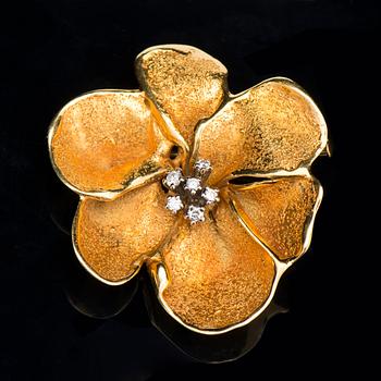 A BROOCH, brilliant cut diamonds, 18K gold. Lotta Orkomies, A. Tillander, Helsinki Finland 1972.