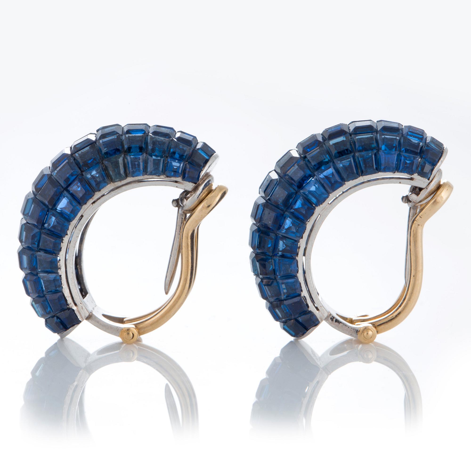 Ett par örhängen med carréslipade safirer 14.93 ct enligt gravyr platina och 18K guld.