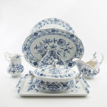 Service 89 pcs "Onion Pattern" Meissen, second half of the 20th century.