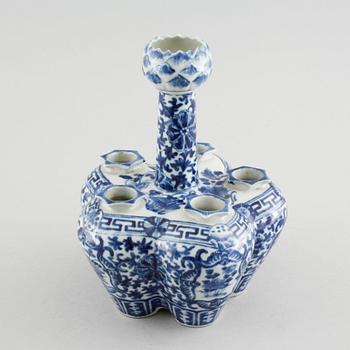 A blue and white chinese tulip vase, late Qing (1644-1912).