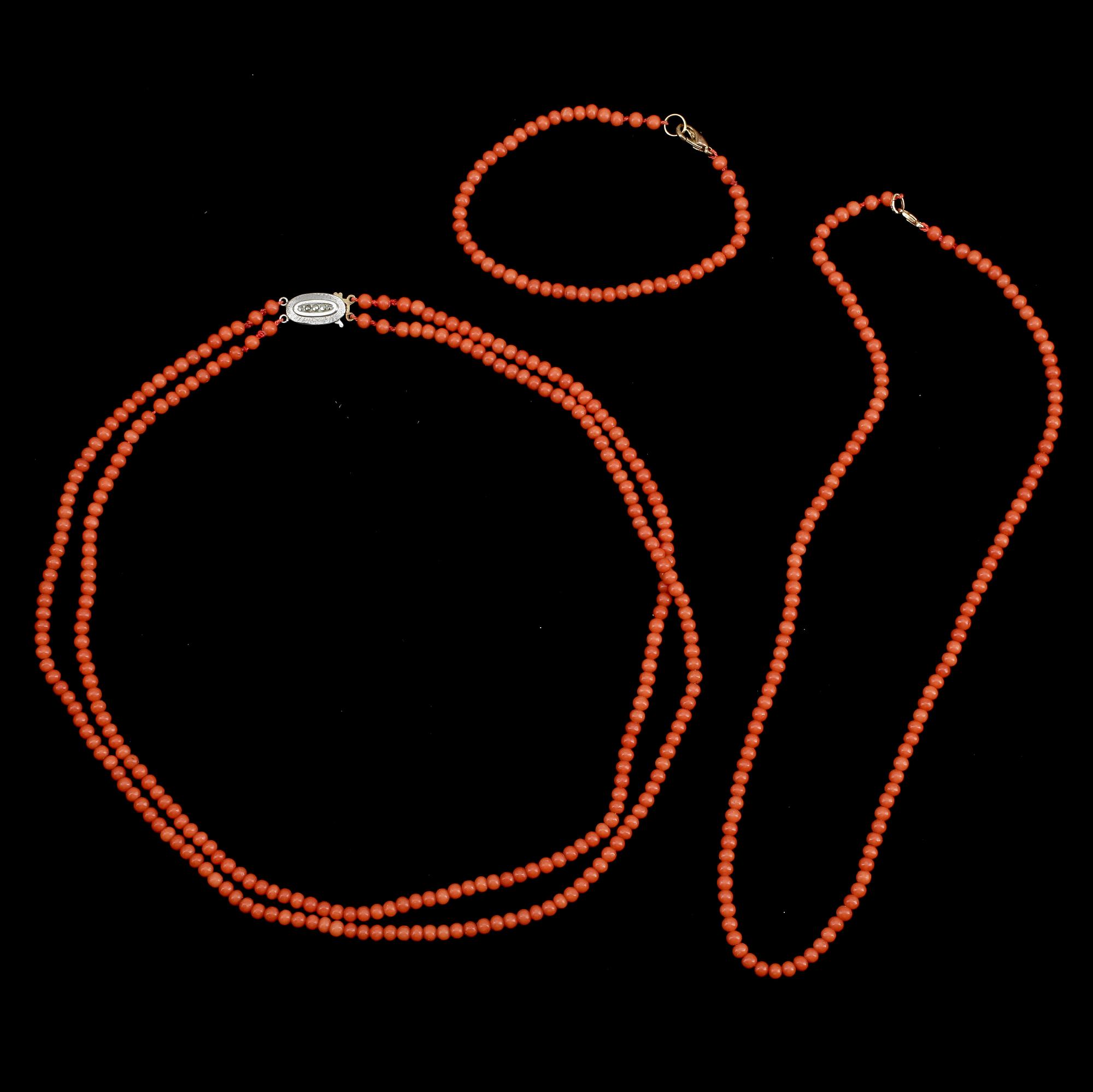 COLLIER, 2 st samt ARMBAND. Korall.