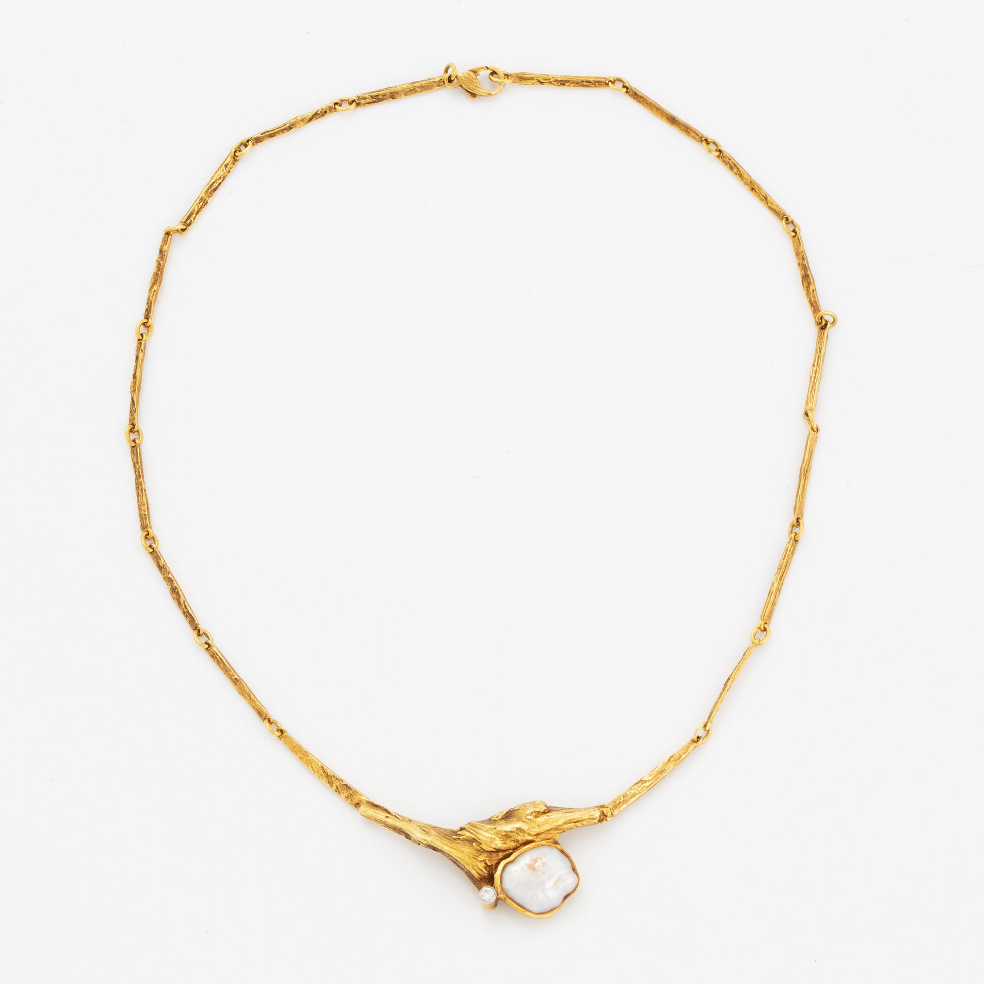 18K gold pearl and brilliant-cut diamond necklace.