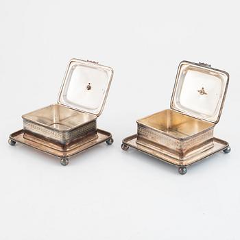 Mappin & Webb, a pair of silver plated butter boxes, Sheffield, England.