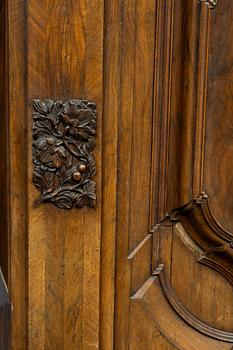 A walnut veneered Baroque cabinet, from around the year 1700.