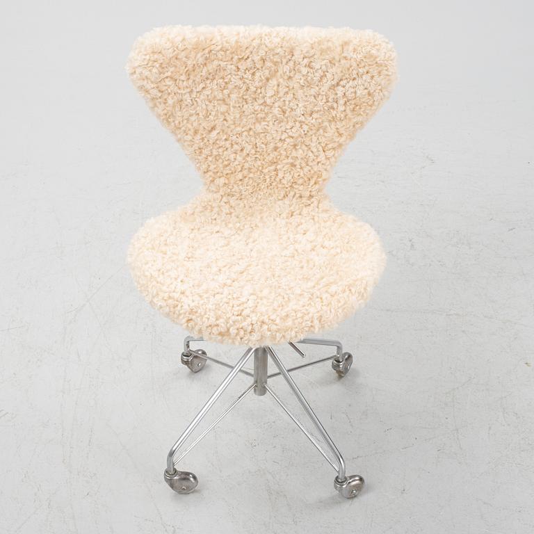 Arne Jacobsen, a 'Series 7' office chair with new sheepskin upholstery, for Fritz Hansen, 1970s.