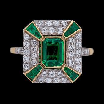 10. RING, smaragder och briljantslipade diamanter, tot. ca 0.65 ct. England.