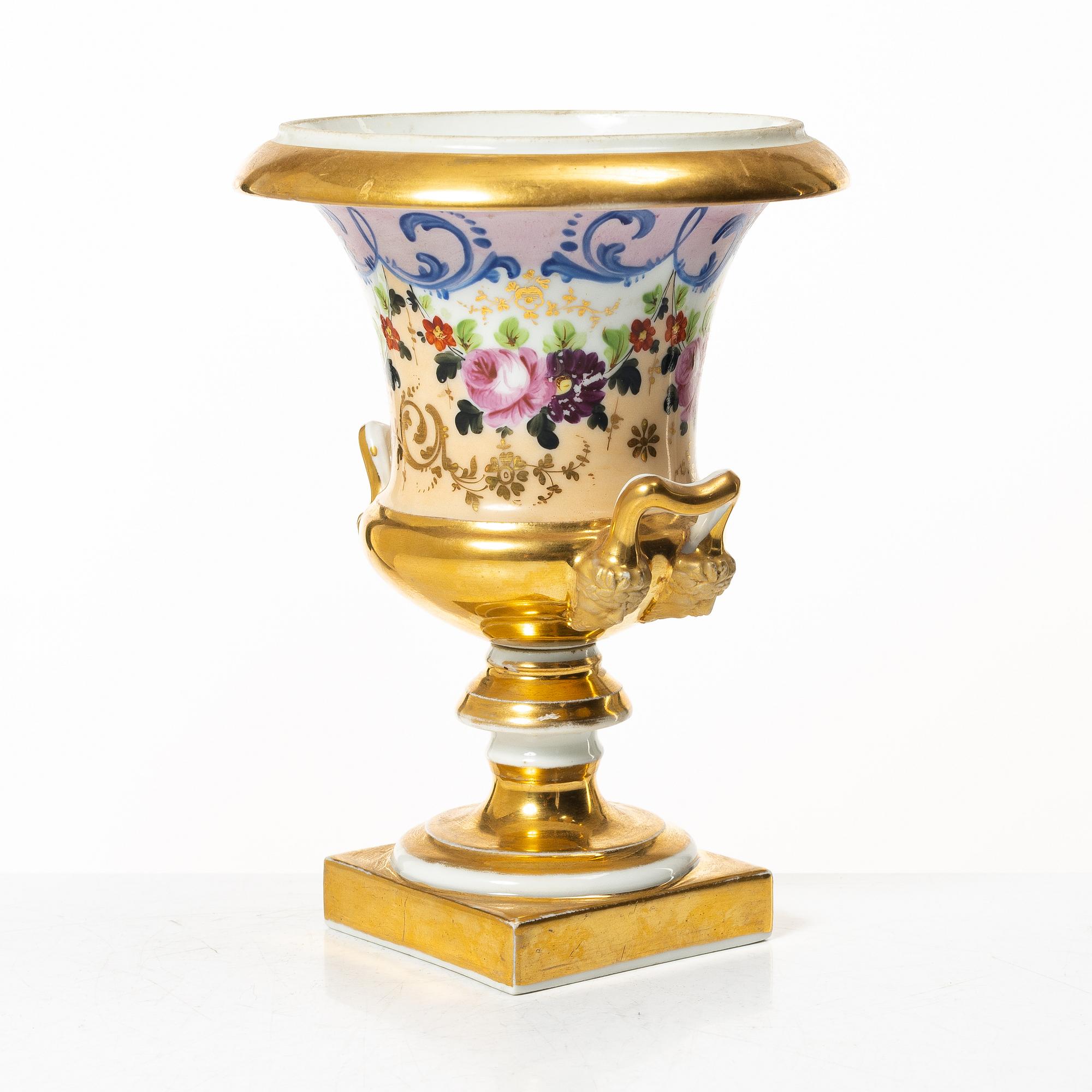 A porcelain urn, Empire, first half/mid 19th century.
